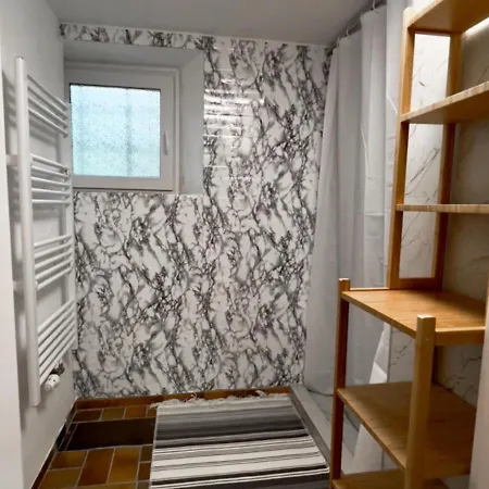 Schoene, Grosse Monteurwohnung Im Souterrain Lägenhet